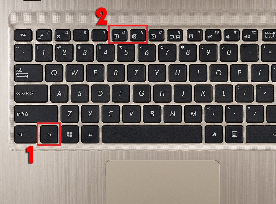 Người dùng điều chỉnh độ sáng màn hình laptop bằng tổ hợp phím tắt Fn và phím chức năng trên bàn phím