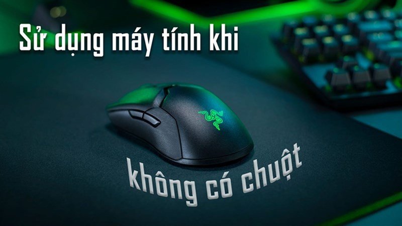 Người dùng điều khiển laptop bằng bàn phím, minh họa cách dùng laptop không cần chuột