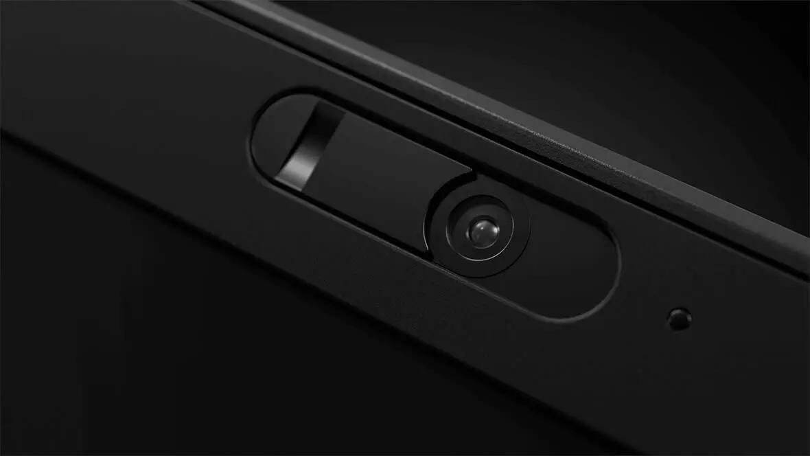 Người dùng đóng ThinkShutter để bảo vệ quyền riêng tư cho camera trên laptop X1 Carbon Gen 6.