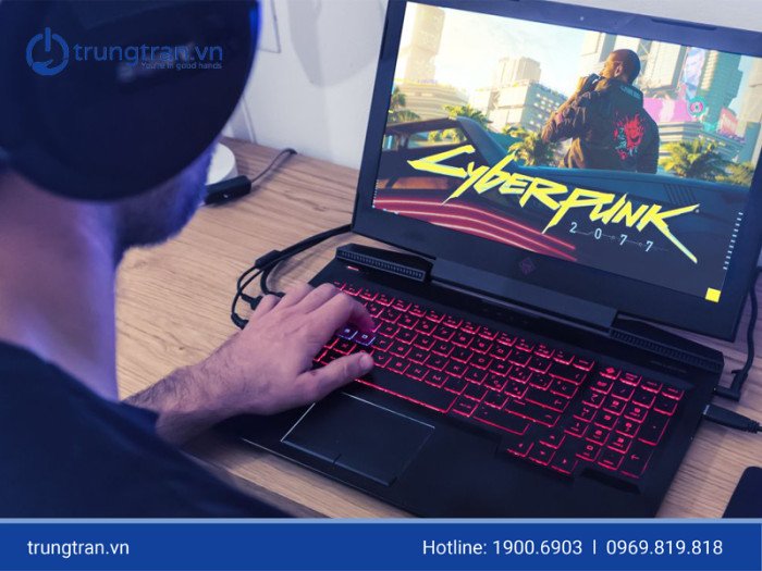 Người dùng kết nối sạc cho laptop gaming để duy trì hiệu năng khi chơi game