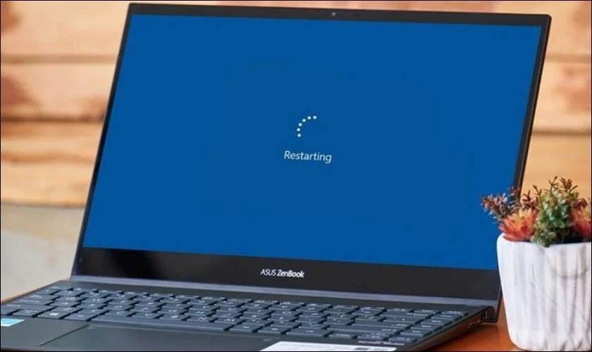 Người dùng khởi động lại laptop để kiểm tra lỗi màn hình cảm ứng
