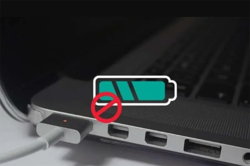Người dùng kiểm tra chân cắm sạc khi sạc laptop Dell không sáng đèn