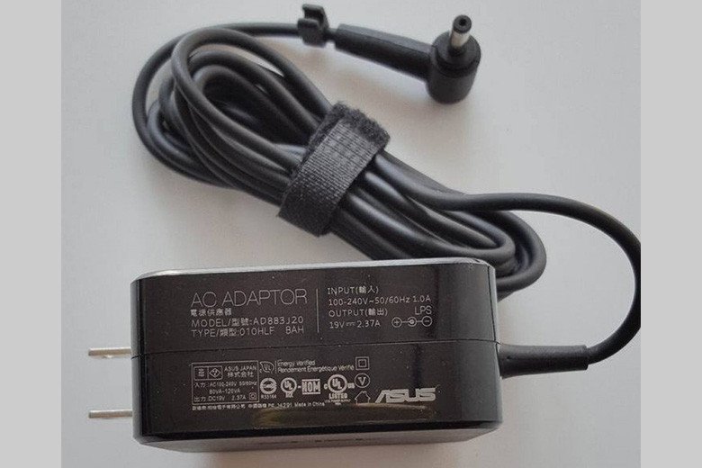 Người dùng kiểm tra sạc adapter laptop Asus khi máy mở không lên