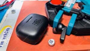 Người dùng kiểm tra tai nghe JBL Tune 230 NC bị lỗi pin, cần sửa chữa