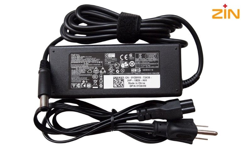 Người dùng kiểm tra thông số quan trọng khi mua sạc laptop Dell