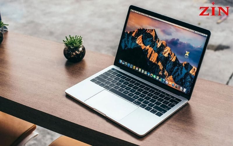 Người dùng kiểm tra tình trạng và cấu hình laptop cũ trước khi quyết định mua