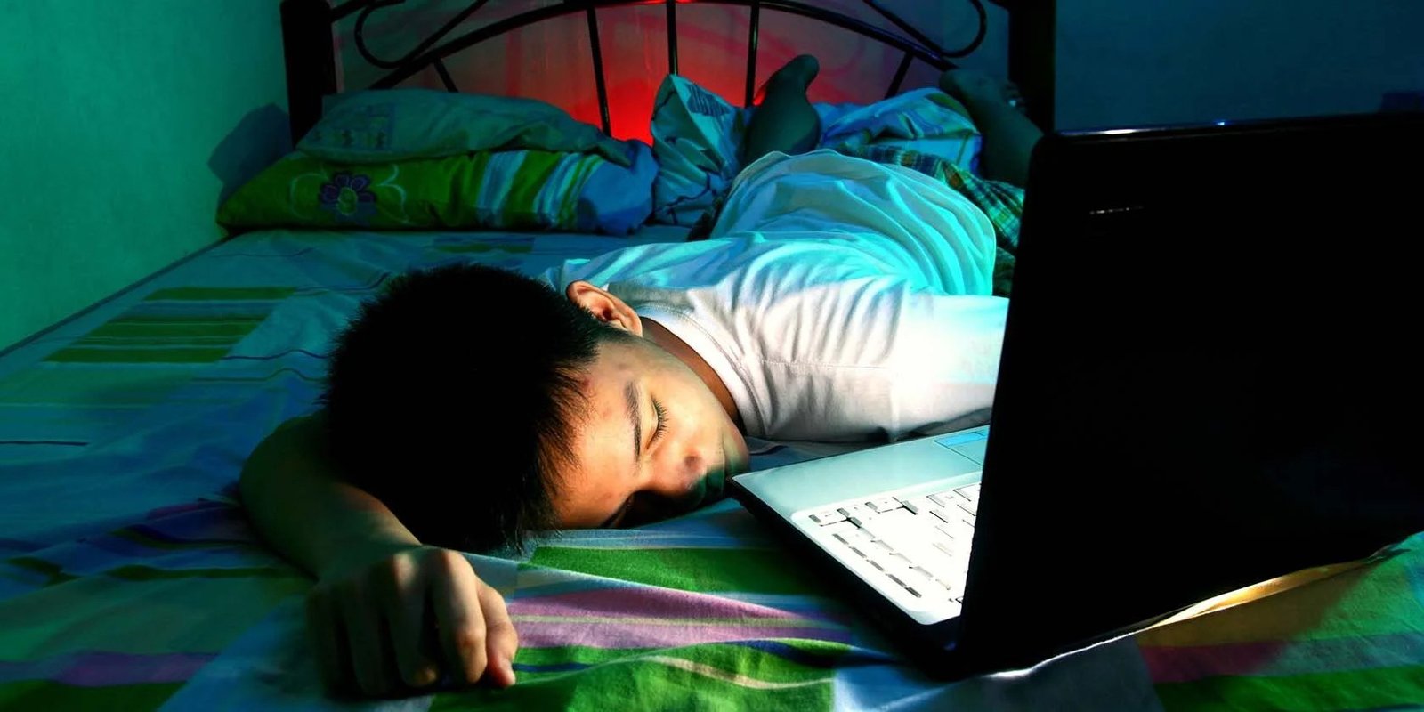 Người dùng làm việc hiệu quả trên laptop với ổ SSD và chế độ Sleep tiện lợi.