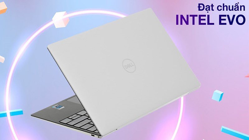 Người dùng làm việc trên laptop Dell Inspiron