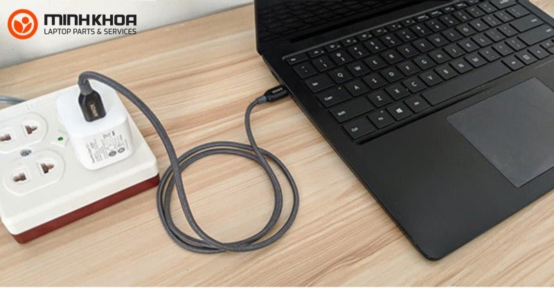 Người dùng làm việc trên laptop HP khi cắm nguồn điện trực tiếp