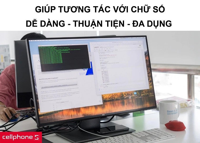Người dùng làm việc trên laptop màn hình 21 inch với giao diện trực quan