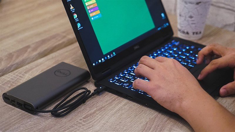 Người dùng làm việc trên máy tính xách tay, thể hiện hoạt động tiêu thụ điện thông thường