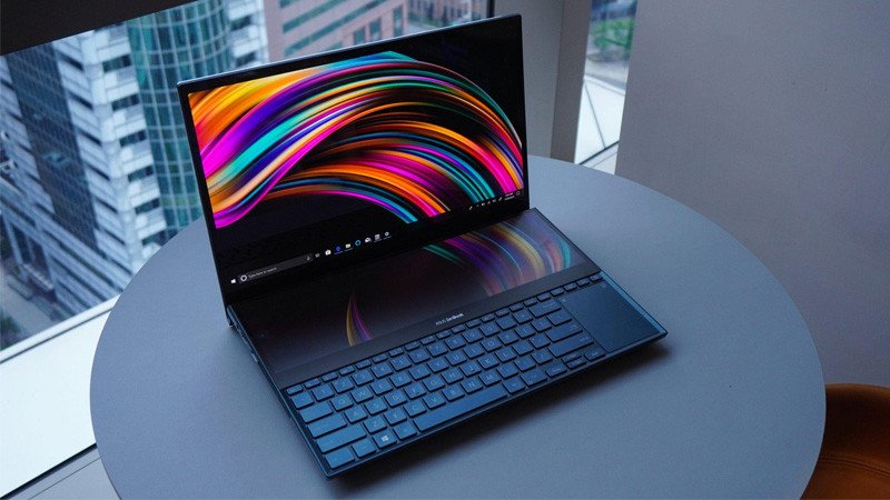 Người dùng làm việc với laptop ngoài trời, tận dụng độ sáng màn hình cao