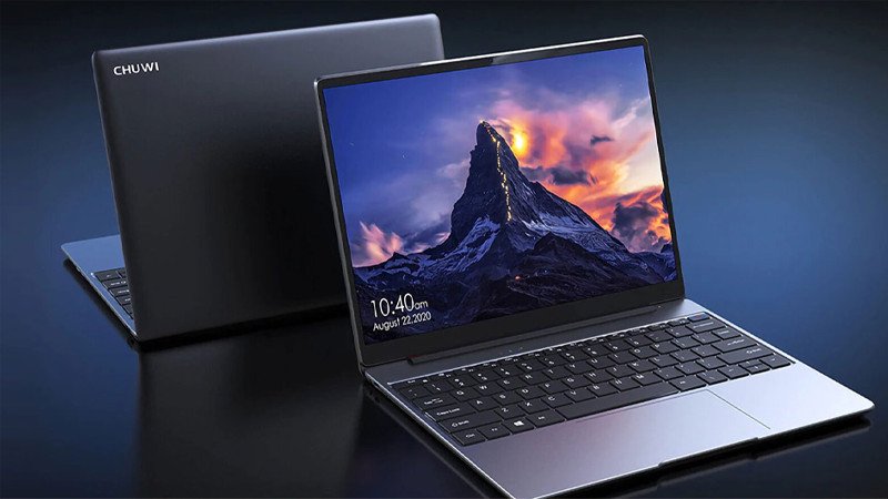 Người dùng linh hoạt làm việc với laptop màn hình 13.3 hoặc 14 inch
