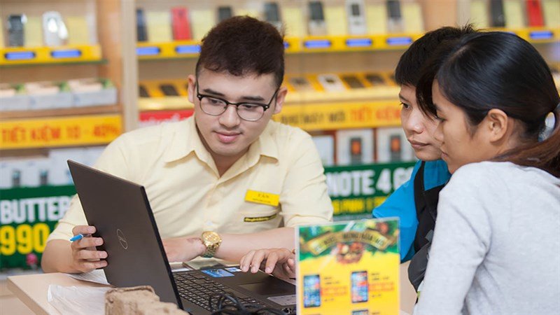 Người dùng mang laptop đến cửa hàng Thế Giới Di Động để sửa chữa