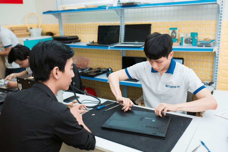 Người dùng mang laptop đến địa chỉ sửa laptop uy tín