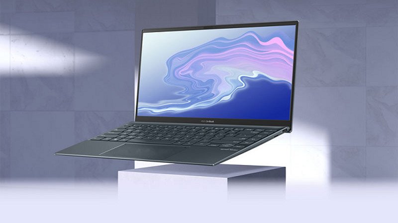 Người dùng mang theo laptop 14 inch di chuyển dễ dàng nhờ thiết kế gọn nhẹ.