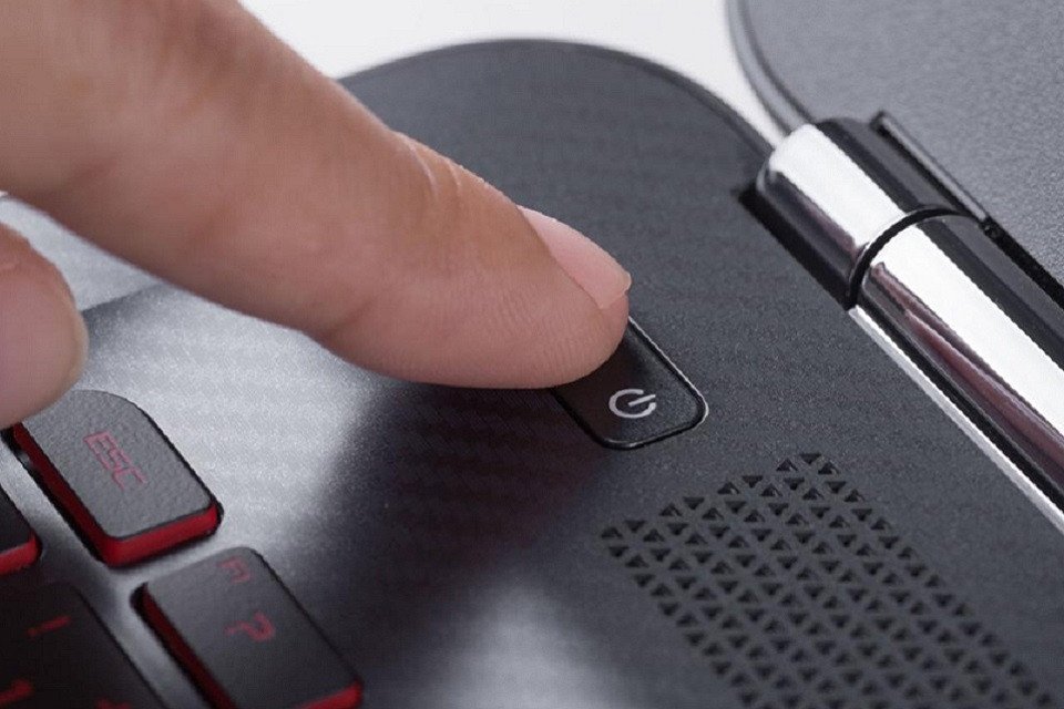 Người dùng nhấn giữ nút nguồn trên laptop Dell để khởi động lại máy khi màn hình đen