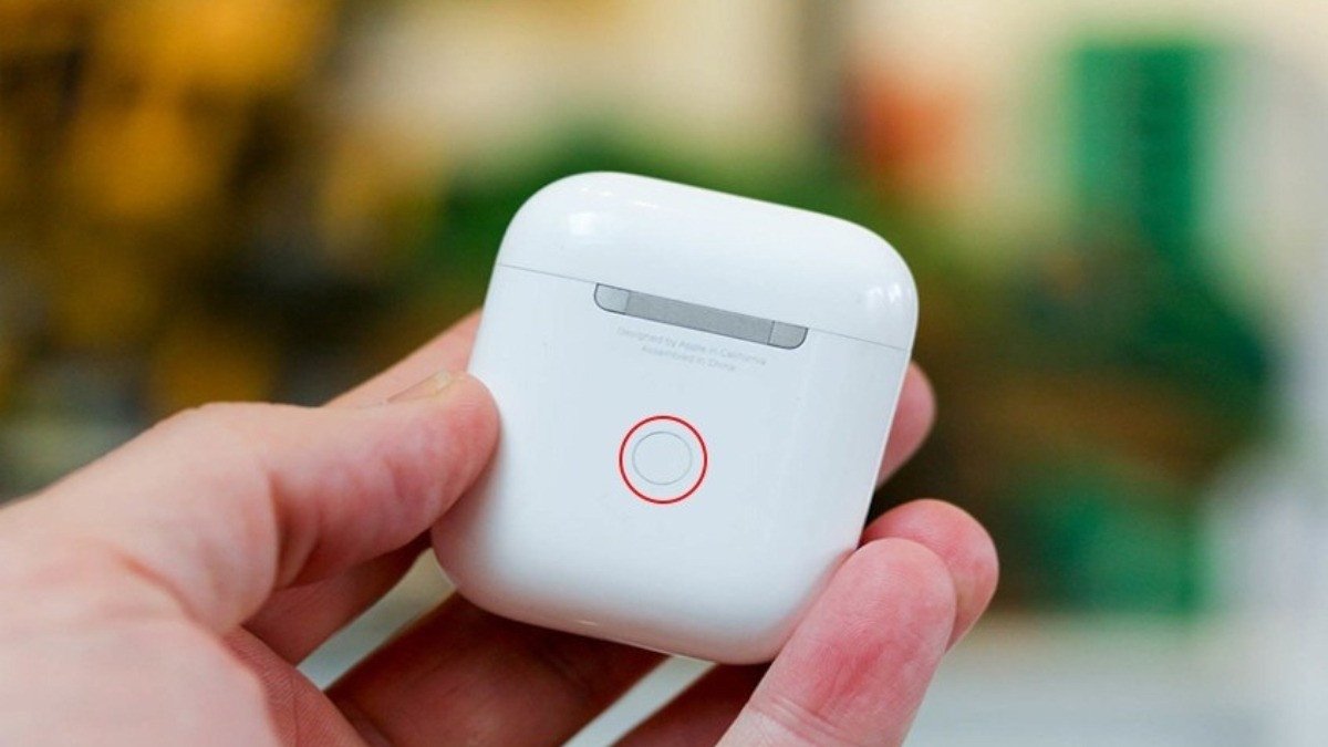 Người dùng nhấn giữ nút nguồn trên tai nghe Bluetooth để kích hoạt chế độ ghép nối