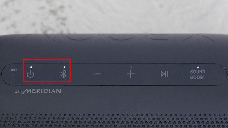 Người dùng nhấn nút nguồn và nút Bluetooth trên loa để bật chế độ ghép nối