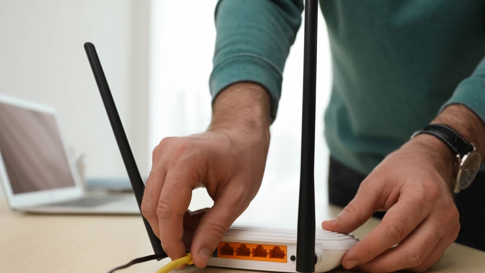 Người dùng nhấn nút reset trên router wifi để khắc phục lỗi không có internet