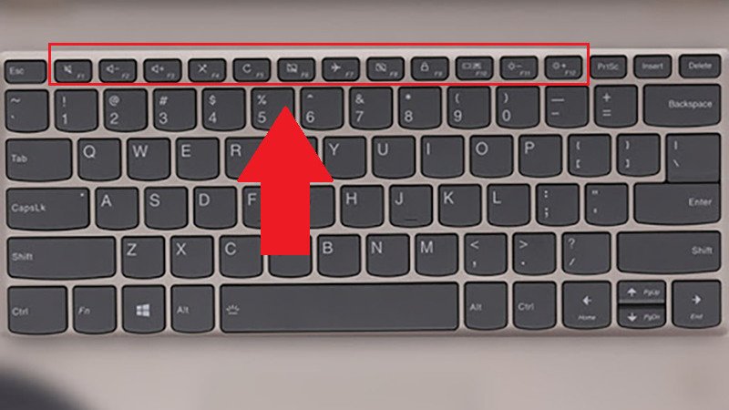 Người dùng nhấn phím chức năng trên bàn phím laptop Lenovo để bật đèn LED, giúp dễ dàng thao tác trong bóng tối.