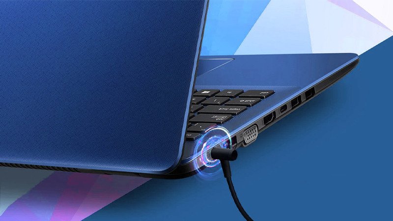 Người dùng sạc laptop mới mua lần đầu, nhấn mạnh quy trình sạc pin laptop đúng cách