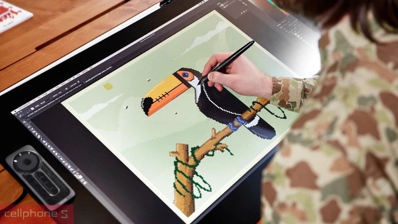 Người dùng sáng tạo nghệ thuật trên bảng vẽ điện tử có màn hình kết nối với laptop