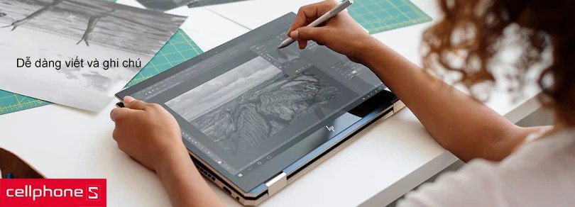 Người dùng sử dụng bút cảm ứng để vẽ và ghi chú trên laptop có cảm ứng màn hình, tăng cường khả năng sáng tạo.