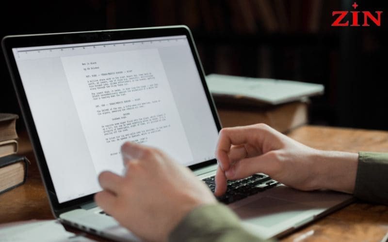 Người dùng sử dụng laptop cũ cho công việc học tập, tiết kiệm chi phí