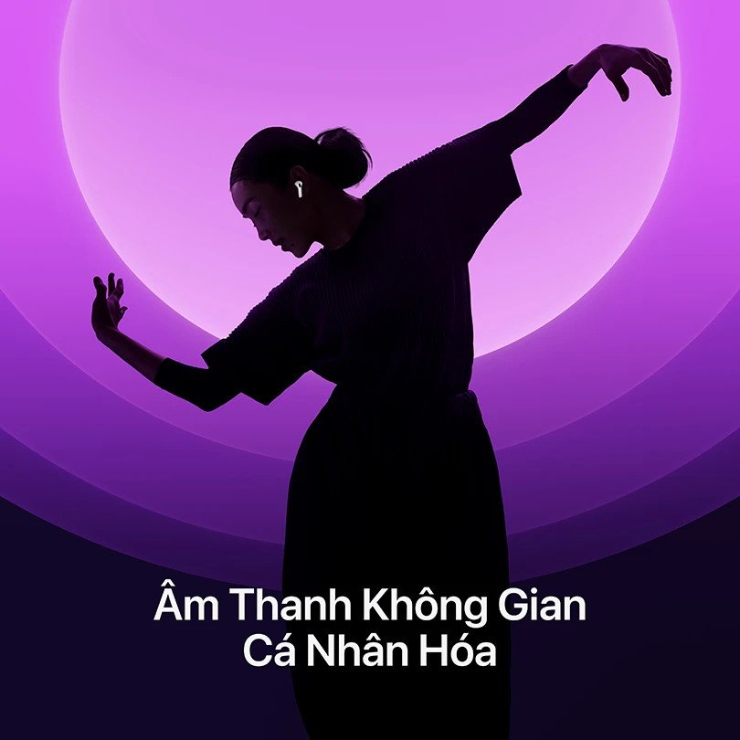 Người dùng tận hưởng âm nhạc với tai nghe AirPods 4 chống ồn, trải nghiệm âm thanh không gian