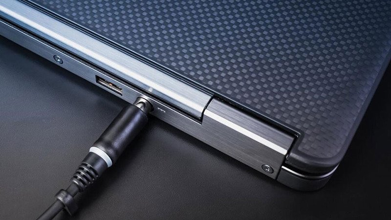 Người dùng tắt nguồn laptop khi pin yếu để sạc laptop đúng cách và bảo vệ pin.