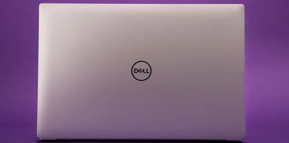 Người dùng thao tác chụp ảnh màn hình trên laptop Dell.