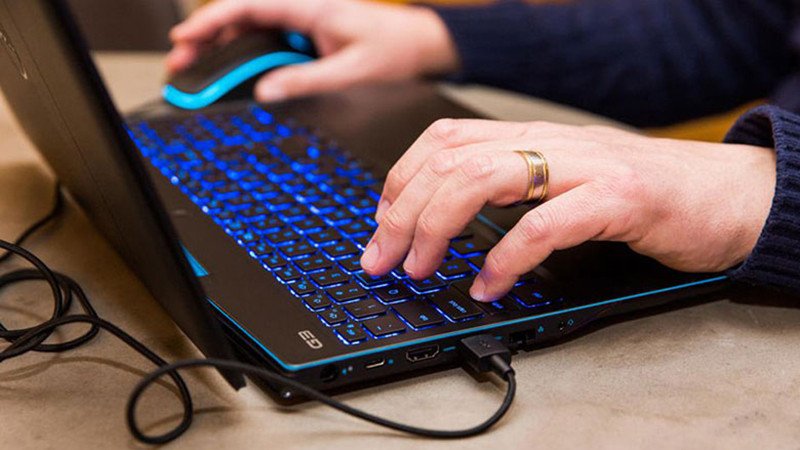 Người dùng thao tác dễ dàng trên bàn phím có đèn led trong điều kiện thiếu sáng