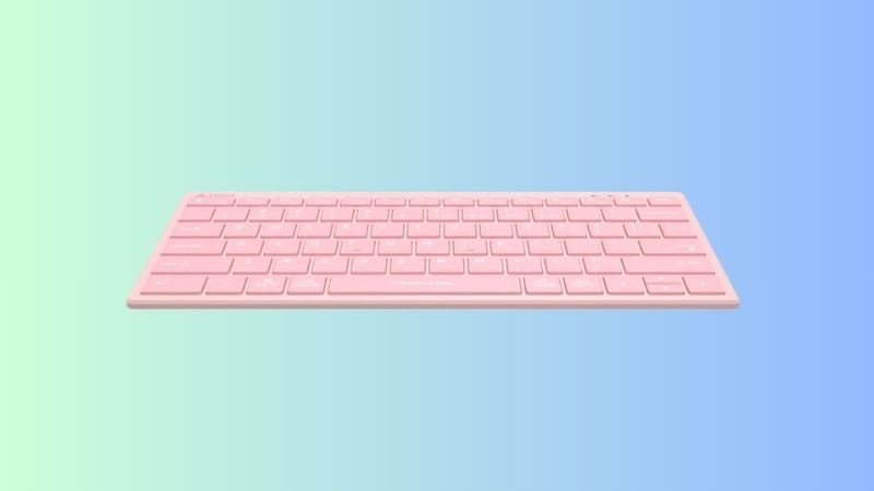 Người dùng thao tác trên bàn phím rời A4tech FBX51C cho laptop