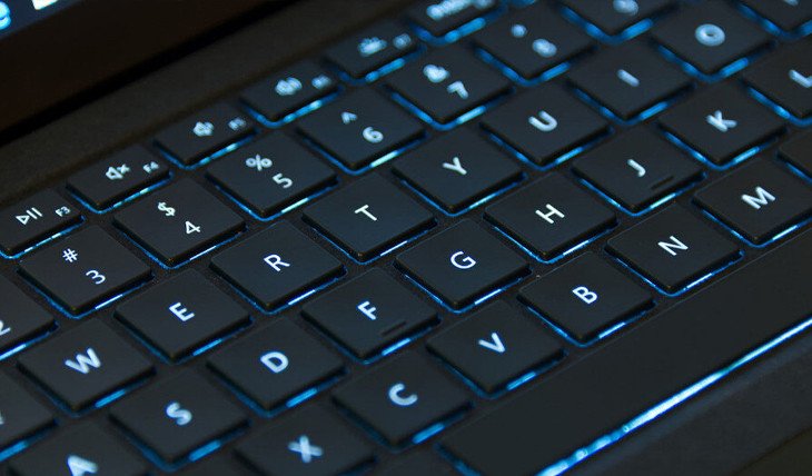 Người dùng thao tác trên laptop Dell với bàn phím có đèn nền sáng rõ trong điều kiện thiếu sáng, giúp gõ phím chính xác và tăng năng suất làm việc