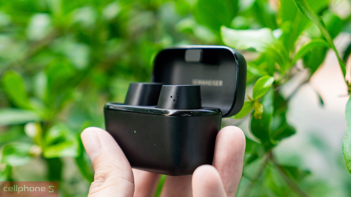 Người dùng thư giãn với tai nghe Bluetooth Sennheiser dạng chụp tai, nhấn mạnh sự thoải mái khi sử dụng lâu dài