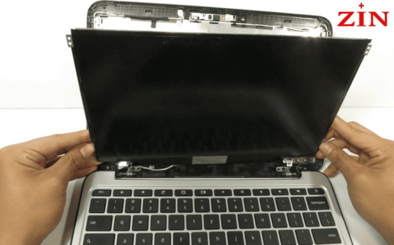 Người dùng trải nghiệm các tính năng ưu việt trên laptop Alienware chính hãng