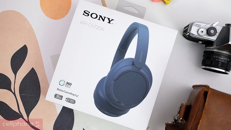 Người dùng trải nghiệm đeo tai nghe Sony WH-CH720N màu đen với thiết kế ôm sát tai, thể hiện sự thoải mái và khả năng chống ồn.