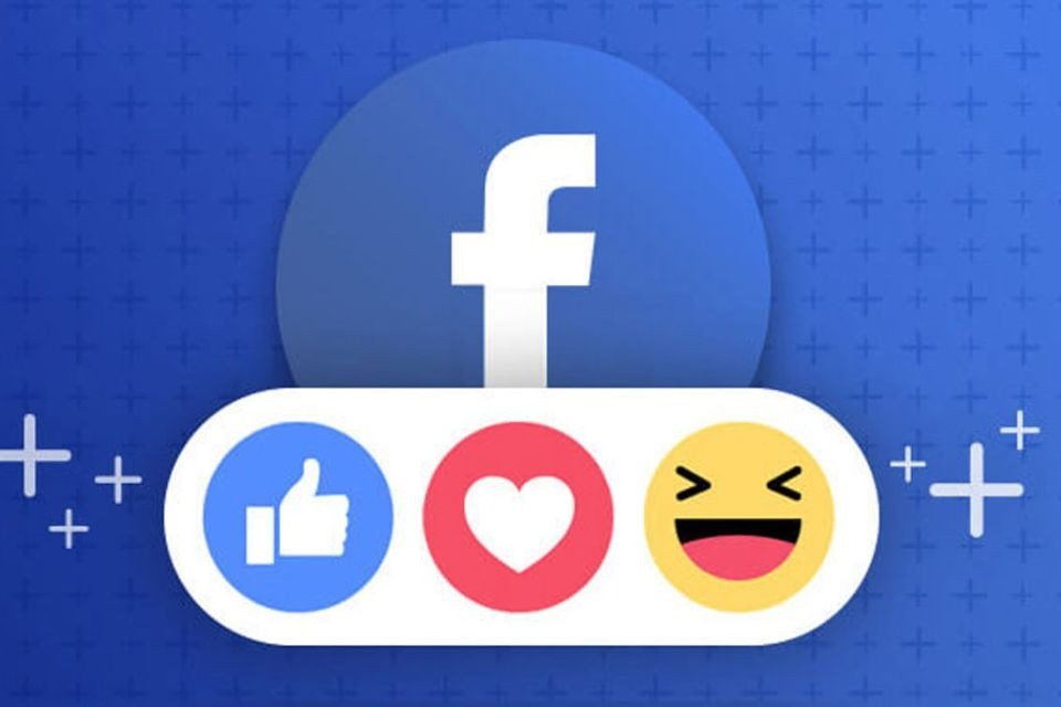 Người dùng trải nghiệm Facebook trên laptop