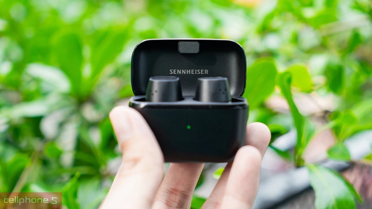 Người dùng trải nghiệm tai nghe Bluetooth Sennheiser không dây, minh họa sự tiện lợi và tự do di chuyển