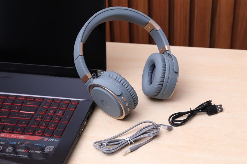 Người dùng trải nghiệm tai nghe không dây PC với laptop