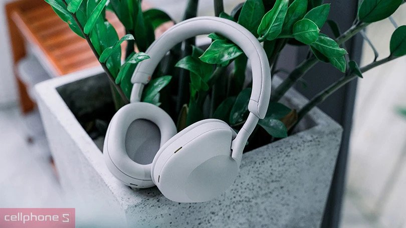 Người dùng trải nghiệm tai nghe Sony WH-1000XM5 trong môi trường văn phòng, thể hiện khả năng đàm thoại và cách ly tiếng ồn