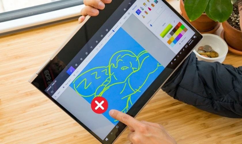 Người dùng tương tác với màn hình cảm ứng laptop bị loạn, các thao tác không đúng vị trí