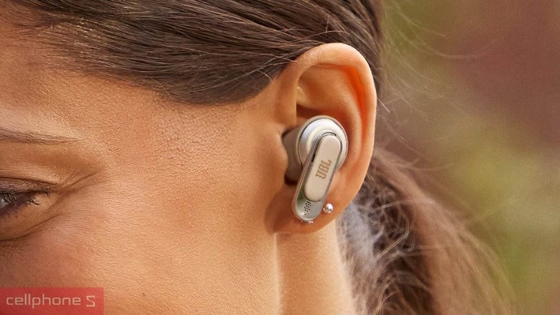 Người dùng tương tác với trợ lý ảo thông qua tai nghe JBL Tour Pro 2