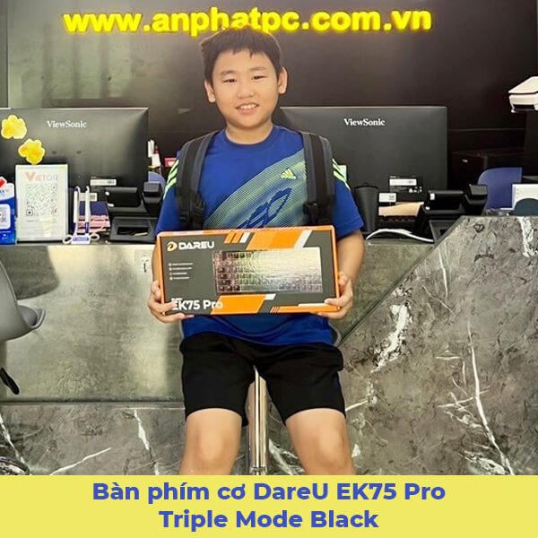 Người dùng vui vẻ sau khi nâng cấp laptop với ổ cứng SSD