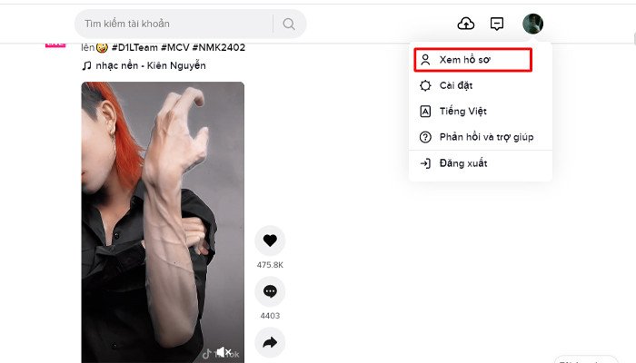 Người dùng xem video TikTok trên điện thoại