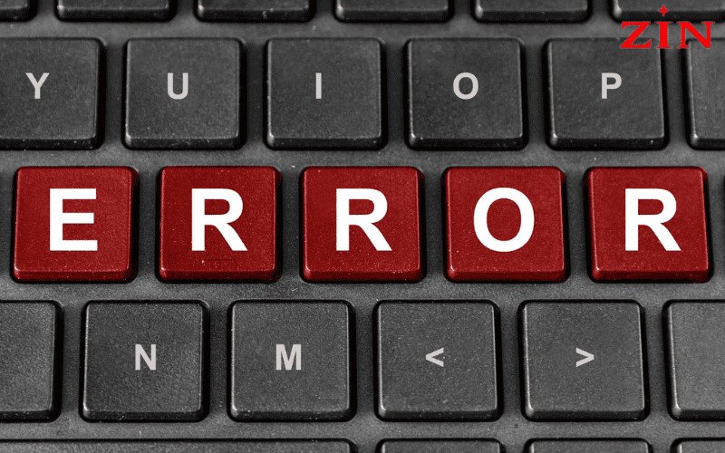 Người kỹ thuật viên đang kiểm tra bàn phím laptop Lenovo bị lỗi