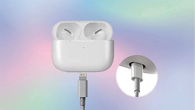 Người phụ nữ đang kiểm tra kết nối và tình trạng sạc của hộp sạc tai nghe Bluetooth