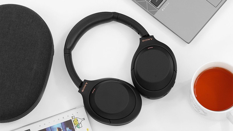 Người phụ nữ đeo tai nghe Bluetooth đang thư giãn, minh họa sự tự do di chuyển và tiện lợi khi kết nối tai nghe Bluetooth với điện thoại Samsung mà không vướng dây.