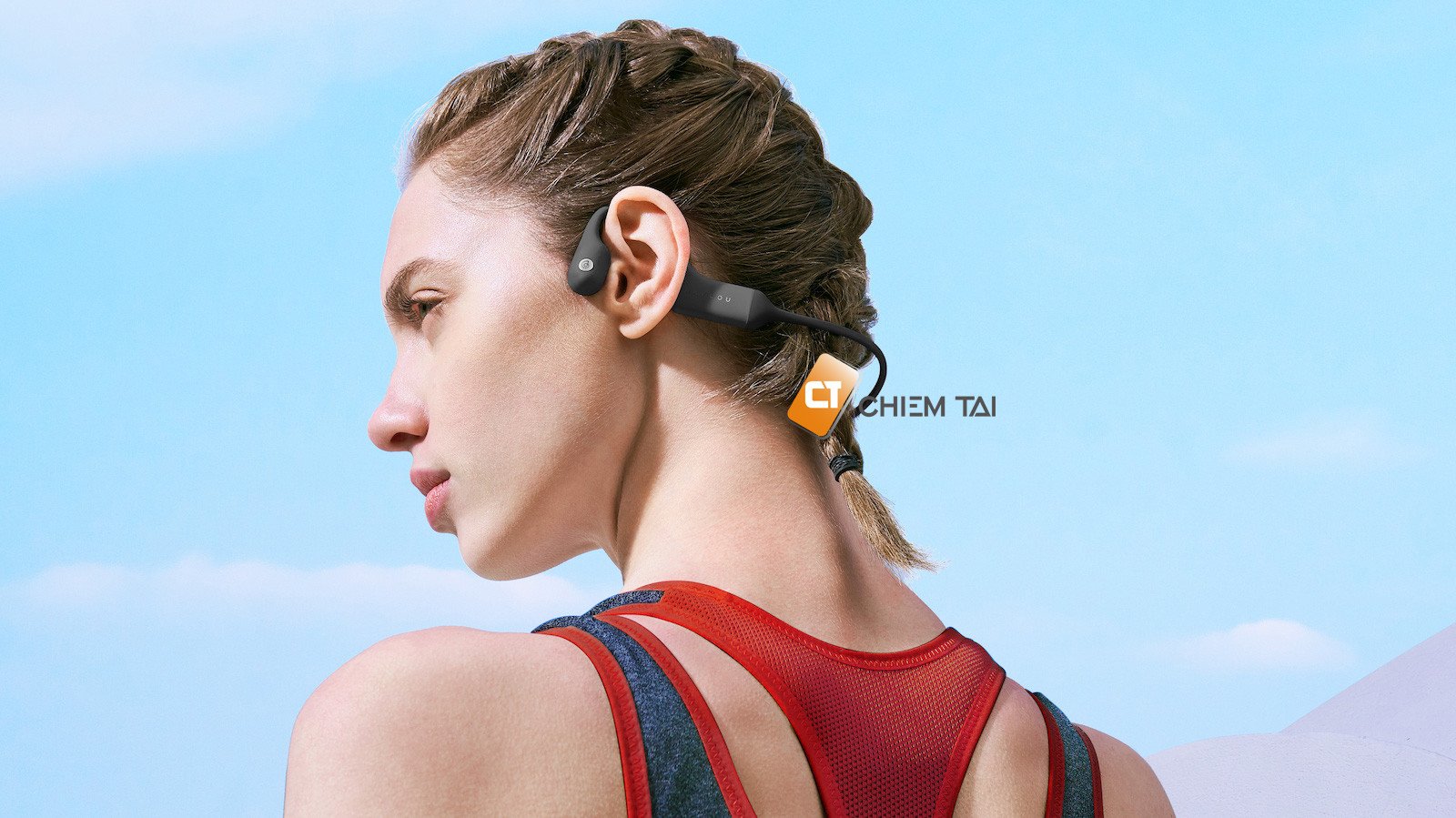 Người phụ nữ đeo tai nghe dẫn truyền xương Xiaomi khi chạy bộ